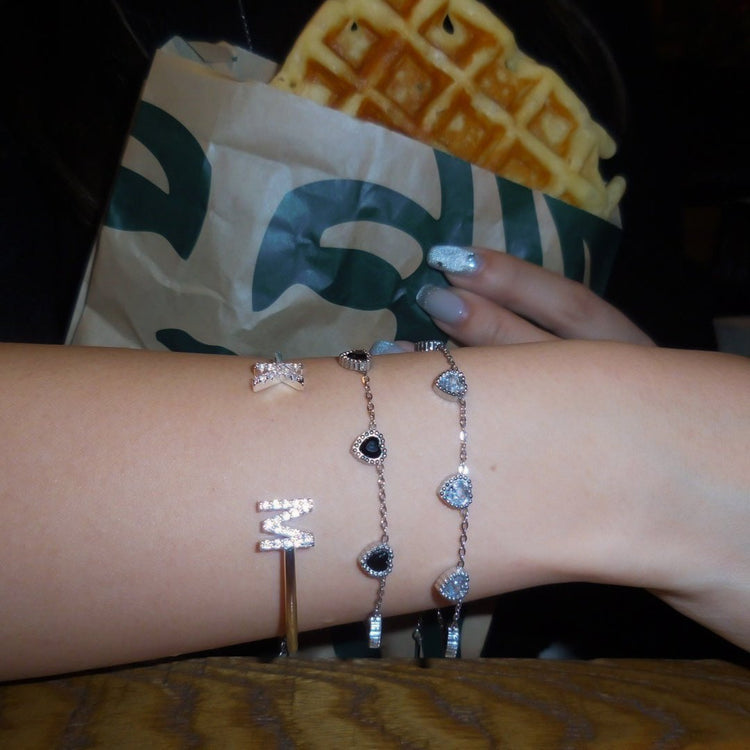 Black heart bracelet - 𝐇𝐨𝐧𝐞𝐲 𝐁𝐮𝐭𝐭𝐞𝐫 𝐍𝐢𝐧𝐞