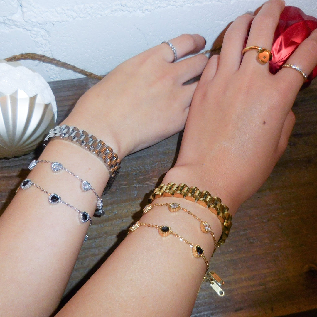 Black heart bracelet - 𝐇𝐨𝐧𝐞𝐲 𝐁𝐮𝐭𝐭𝐞𝐫 𝐍𝐢𝐧𝐞