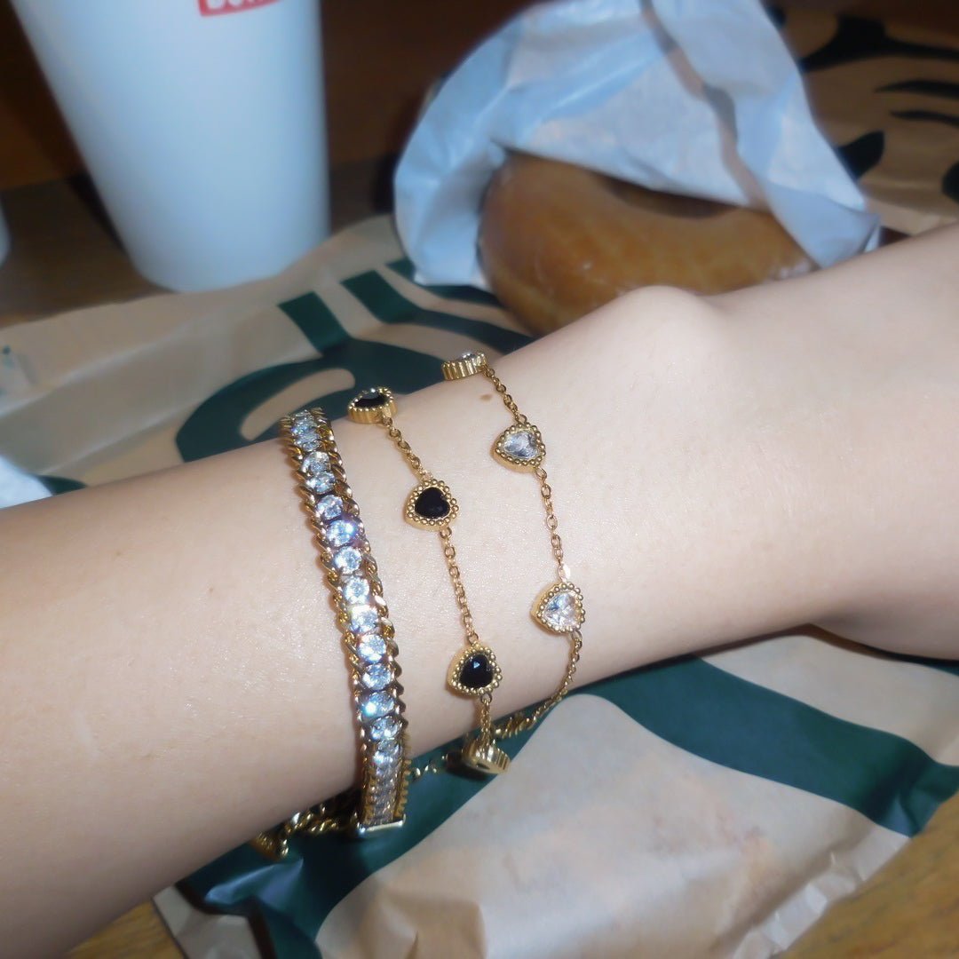 Black heart bracelet - 𝐇𝐨𝐧𝐞𝐲 𝐁𝐮𝐭𝐭𝐞𝐫 𝐍𝐢𝐧𝐞