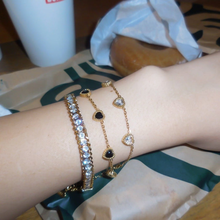 Black heart bracelet - 𝐇𝐨𝐧𝐞𝐲 𝐁𝐮𝐭𝐭𝐞𝐫 𝐍𝐢𝐧𝐞