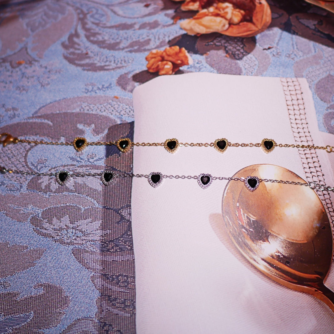 Black heart bracelet - 𝐇𝐨𝐧𝐞𝐲 𝐁𝐮𝐭𝐭𝐞𝐫 𝐍𝐢𝐧𝐞
