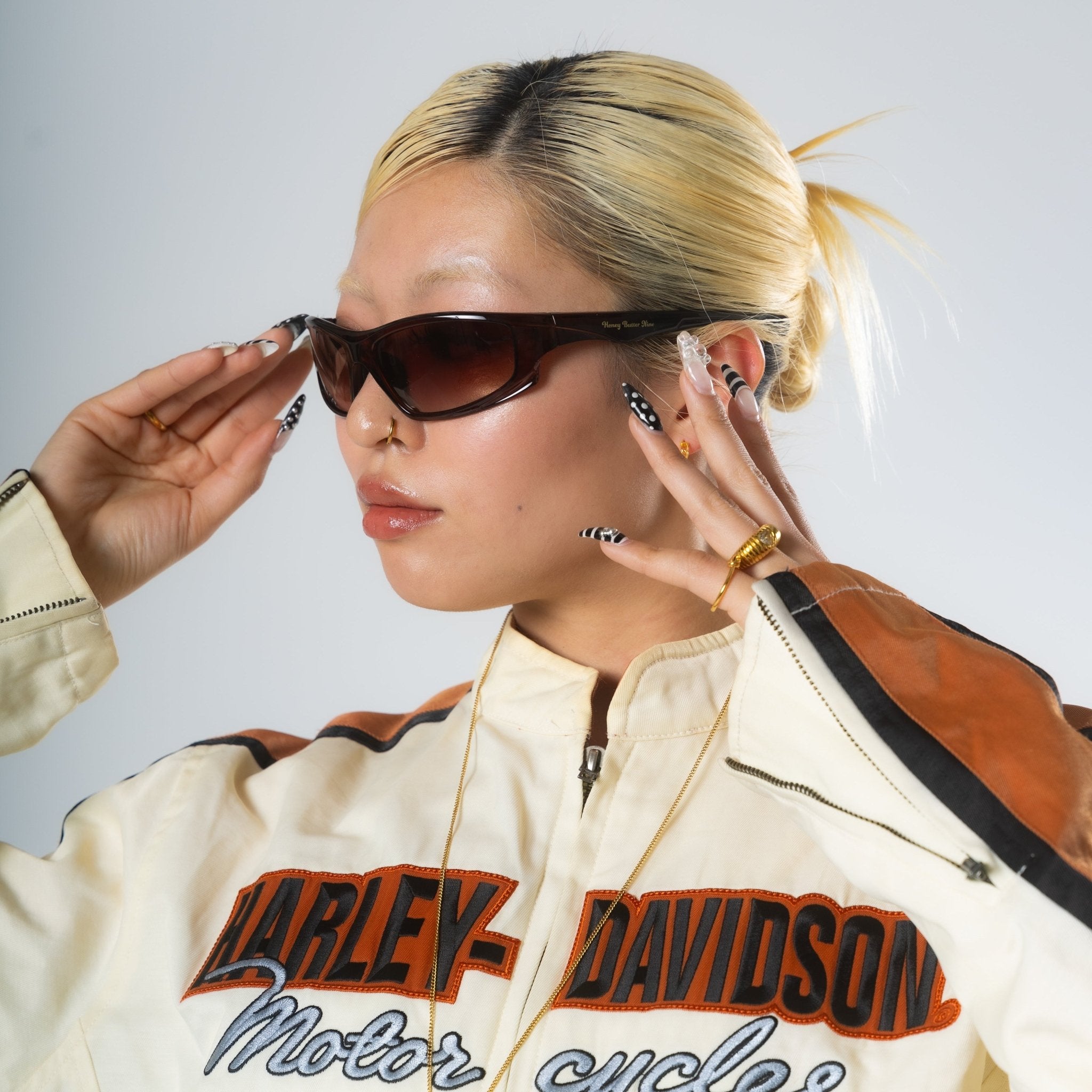 Butterfly sunglasses - 𝐇𝐨𝐧𝐞𝐲 𝐁𝐮𝐭𝐭𝐞𝐫 𝐍𝐢𝐧𝐞