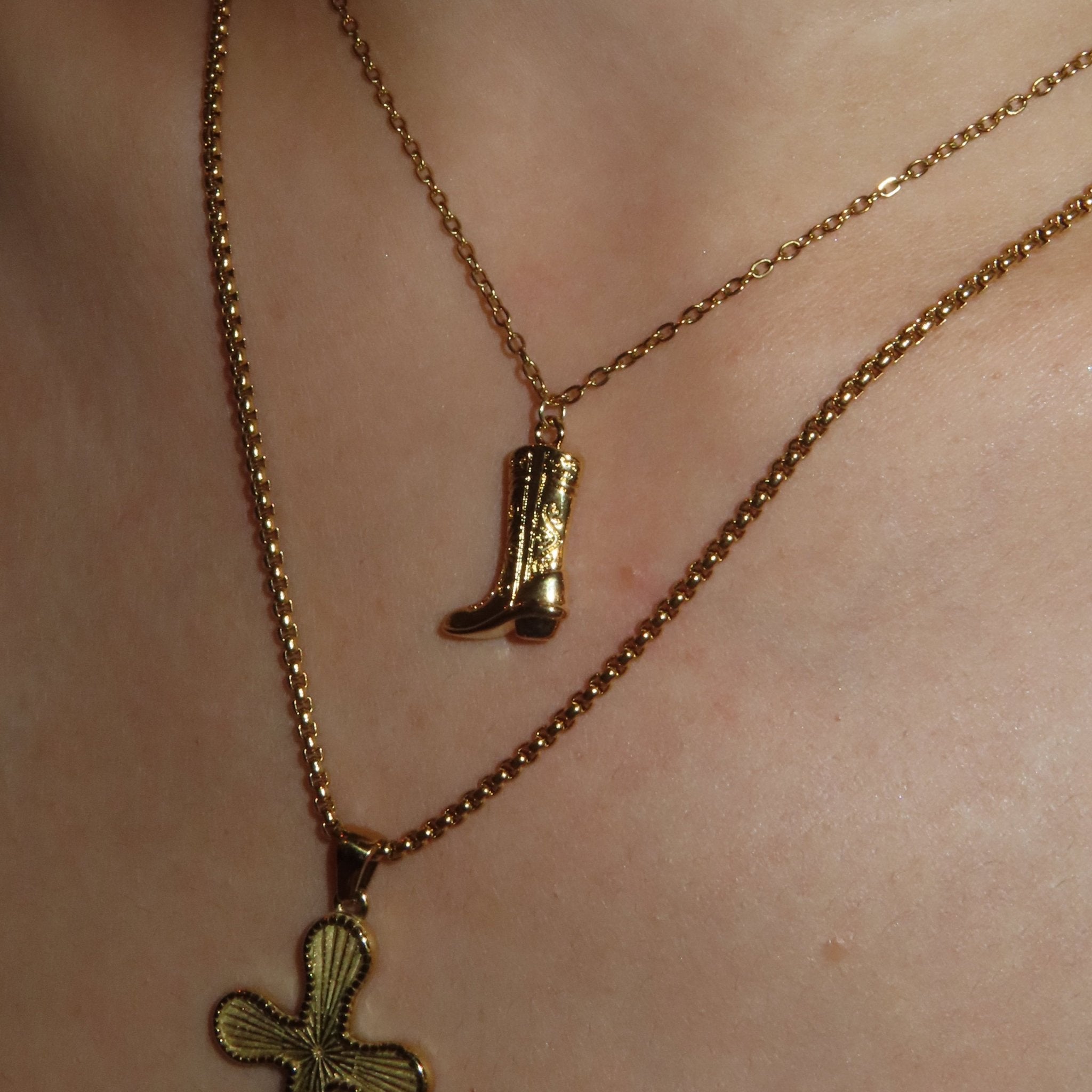Carboy necklace - 𝐇𝐨𝐧𝐞𝐲 𝐁𝐮𝐭𝐭𝐞𝐫 𝐍𝐢𝐧𝐞