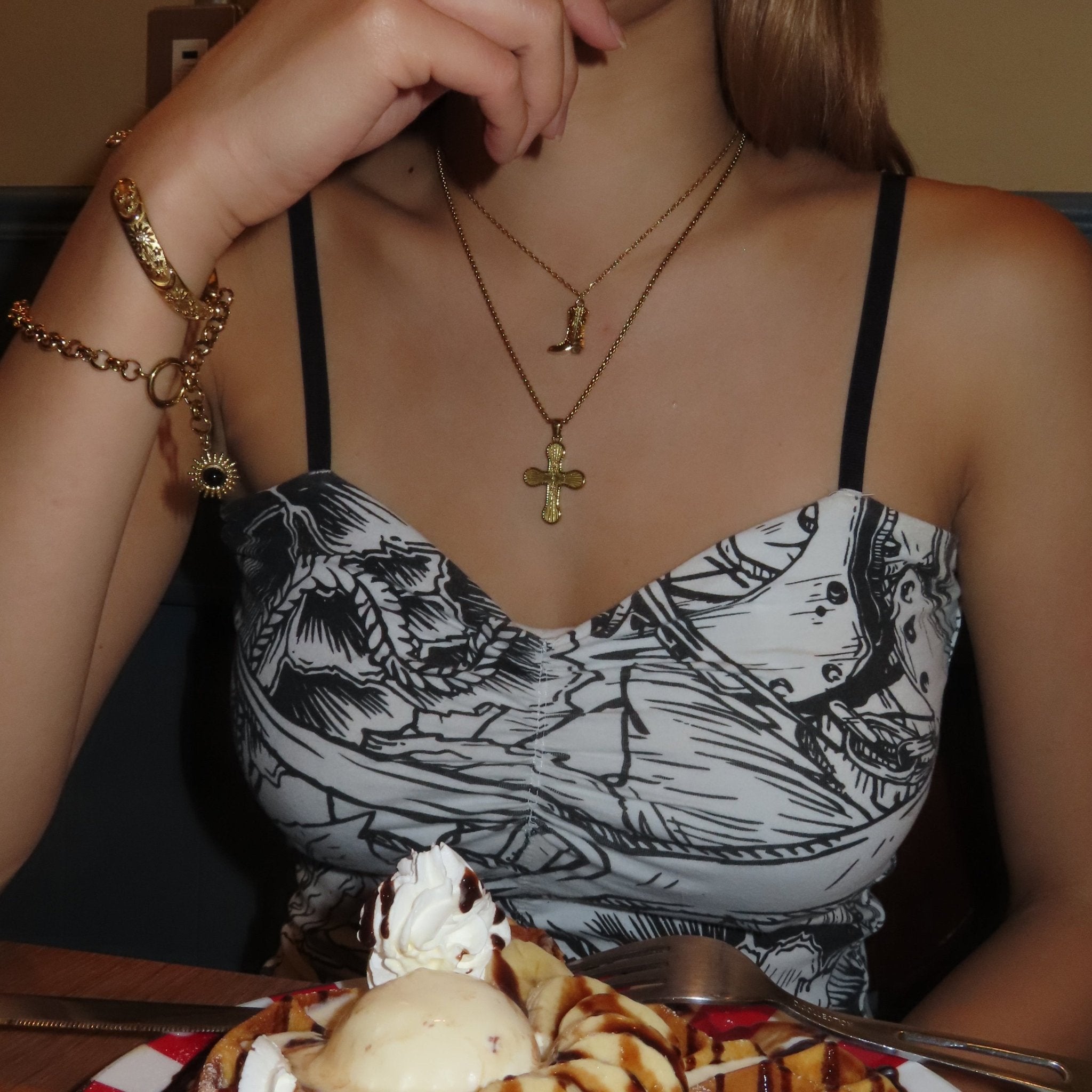 Carboy necklace - 𝐇𝐨𝐧𝐞𝐲 𝐁𝐮𝐭𝐭𝐞𝐫 𝐍𝐢𝐧𝐞