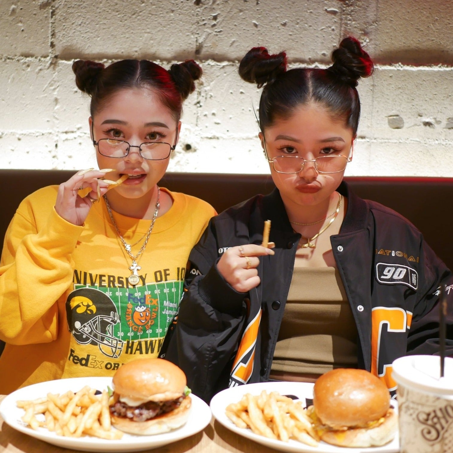 Casual metal glasses - 𝐇𝐨𝐧𝐞𝐲 𝐁𝐮𝐭𝐭𝐞𝐫 𝐍𝐢𝐧𝐞