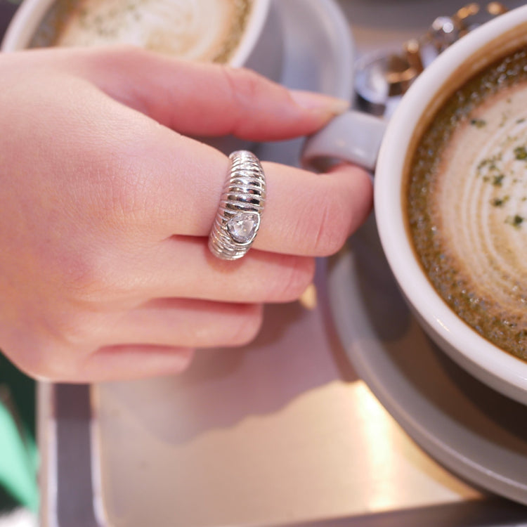 【リング】Croissant ring - 𝐇𝐨𝐧𝐞𝐲 𝐁𝐮𝐭𝐭𝐞𝐫 𝐍𝐢𝐧𝐞