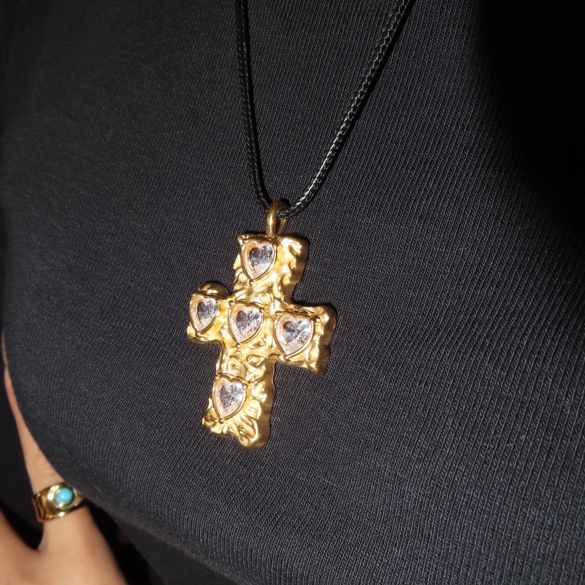 Cross cord necklace - 𝐇𝐨𝐧𝐞𝐲 𝐁𝐮𝐭𝐭𝐞𝐫 𝐍𝐢𝐧𝐞