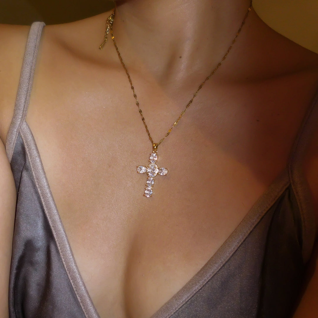 Cross princess necklace - 𝐇𝐨𝐧𝐞𝐲 𝐁𝐮𝐭𝐭𝐞𝐫 𝐍𝐢𝐧𝐞