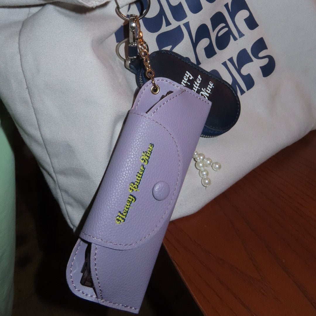 Eyewear case chain - 𝐇𝐨𝐧𝐞𝐲 𝐁𝐮𝐭𝐭𝐞𝐫 𝐍𝐢𝐧𝐞