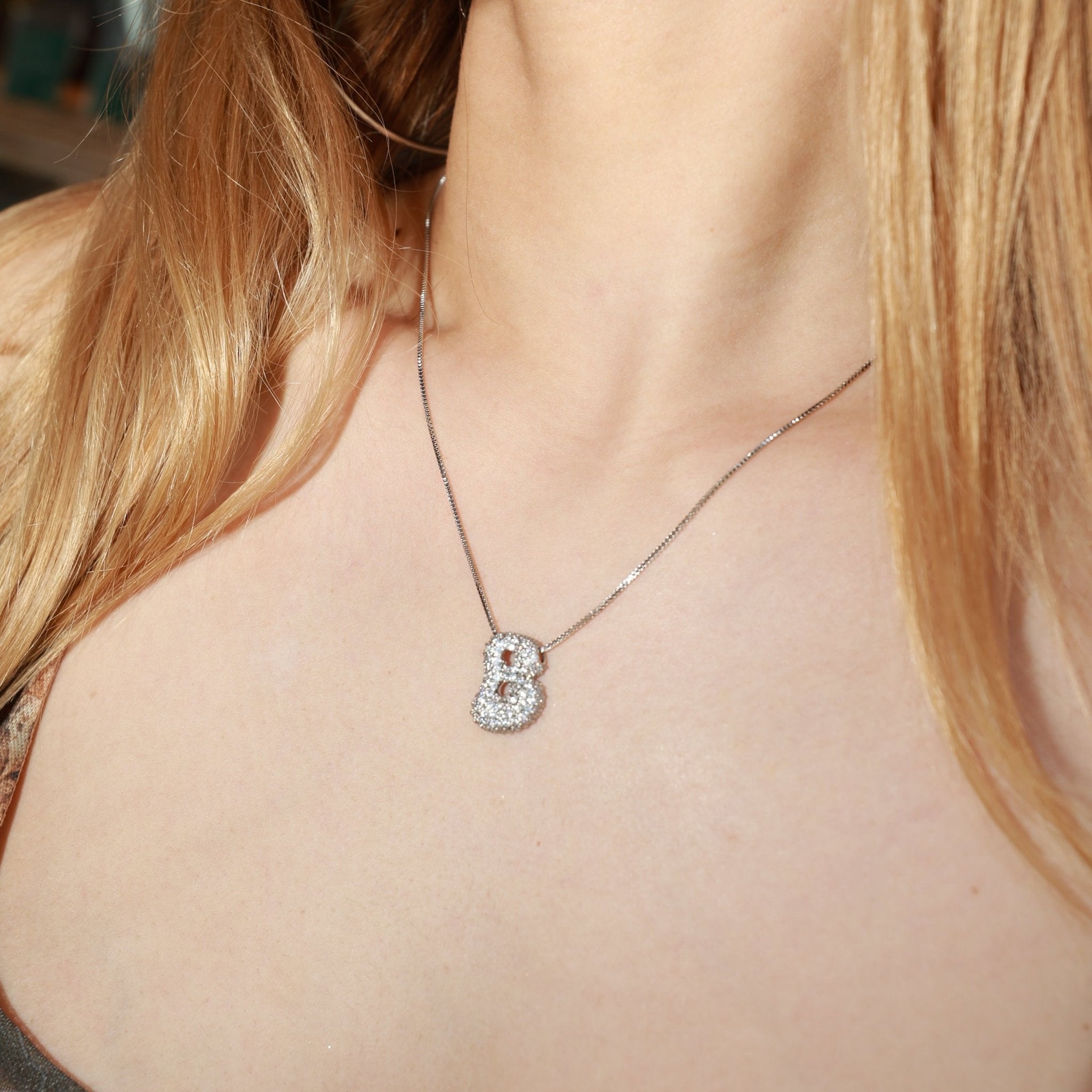 Glitter B necklace - 𝐇𝐨𝐧𝐞𝐲 𝐁𝐮𝐭𝐭𝐞𝐫 𝐍𝐢𝐧𝐞
