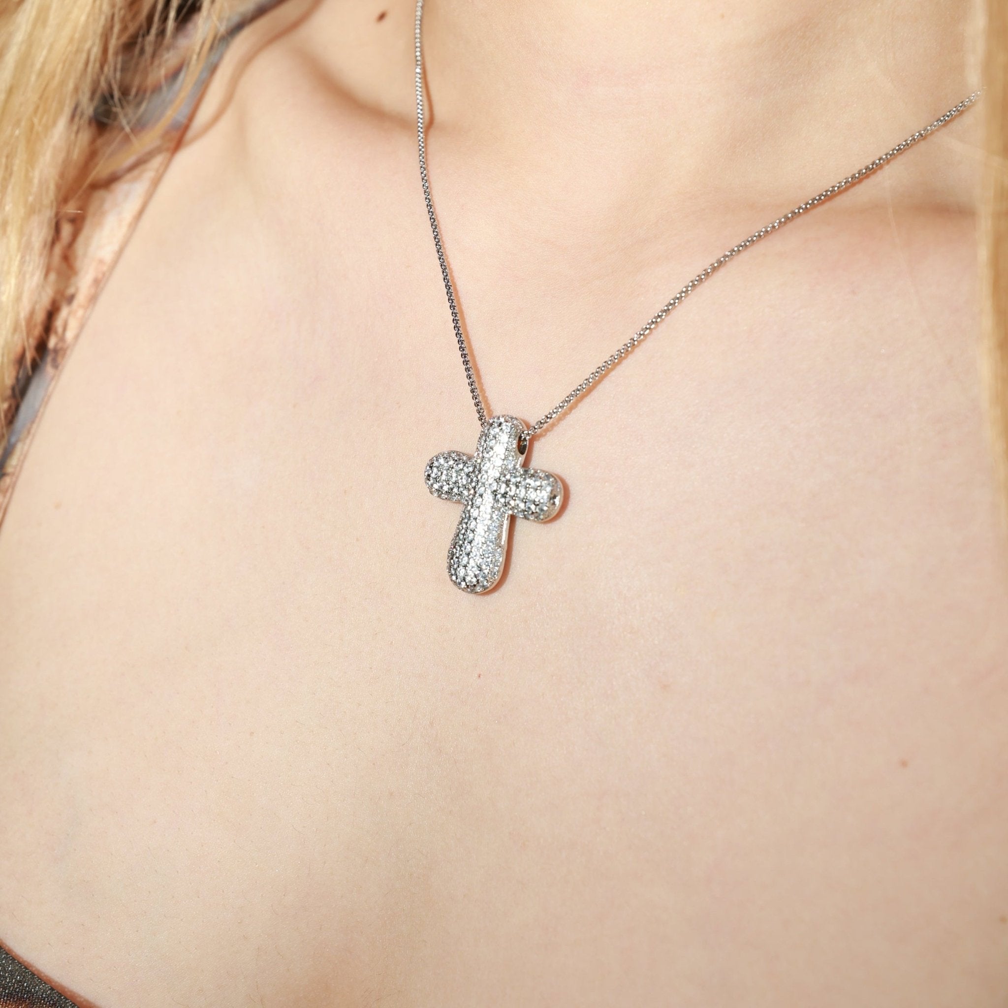 Glitter cross necklace - 𝐇𝐨𝐧𝐞𝐲 𝐁𝐮𝐭𝐭𝐞𝐫 𝐍𝐢𝐧𝐞