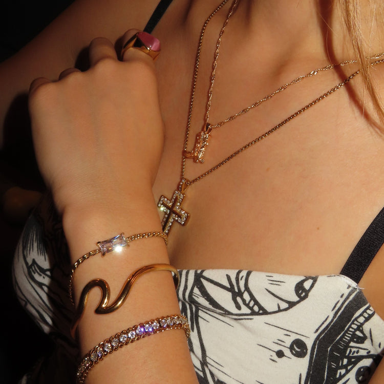 Glitter longcross necklace - 𝐇𝐨𝐧𝐞𝐲 𝐁𝐮𝐭𝐭𝐞𝐫 𝐍𝐢𝐧𝐞