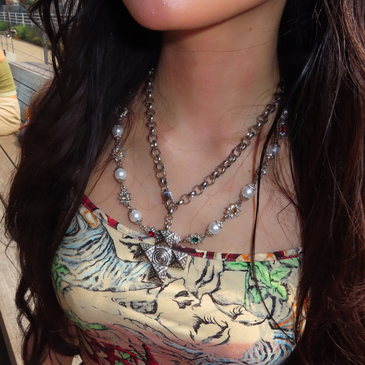 Glitter Pearl necklace - 𝐇𝐨𝐧𝐞𝐲 𝐁𝐮𝐭𝐭𝐞𝐫 𝐍𝐢𝐧𝐞