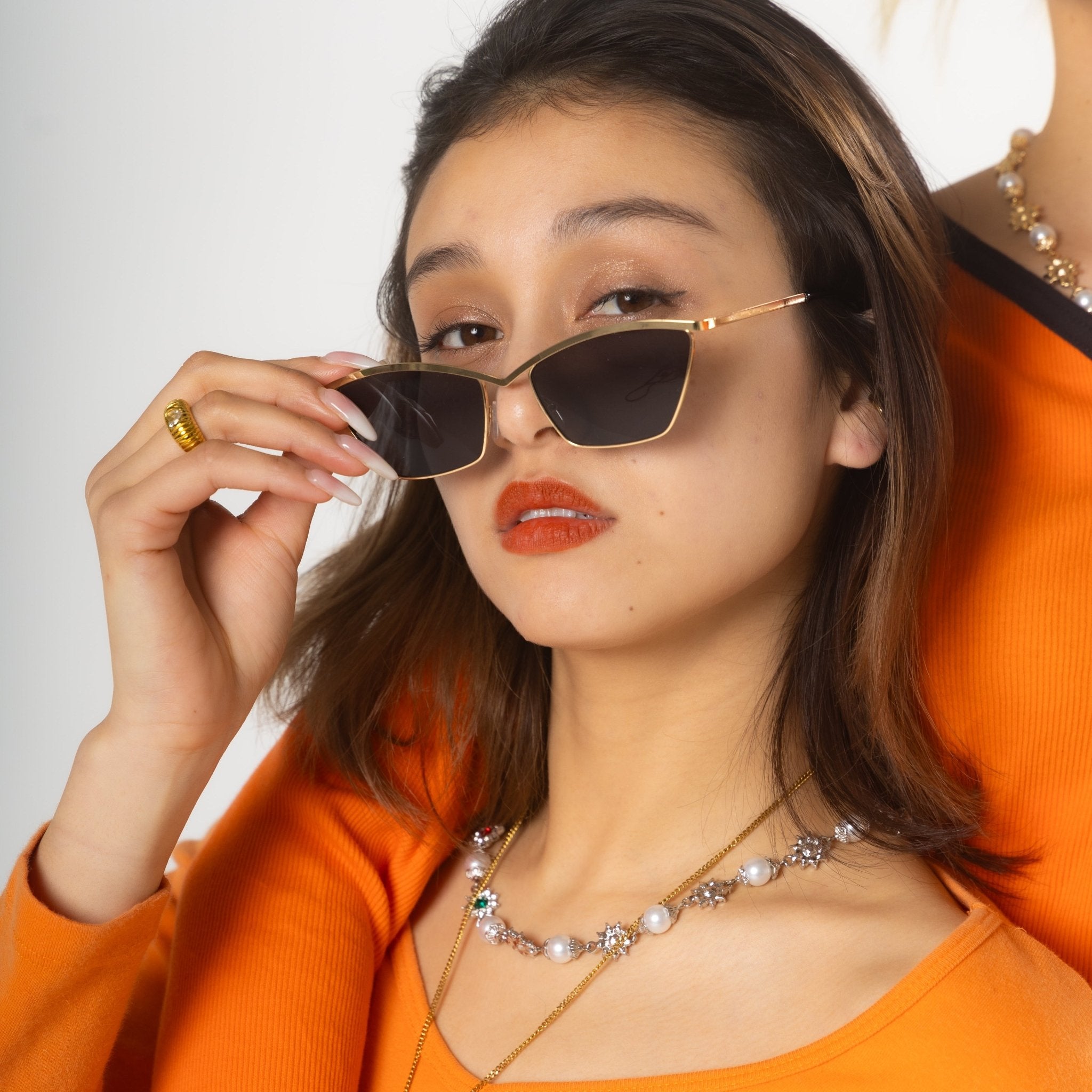 Glossy sunglasses - 𝐇𝐨𝐧𝐞𝐲 𝐁𝐮𝐭𝐭𝐞𝐫 𝐍𝐢𝐧𝐞