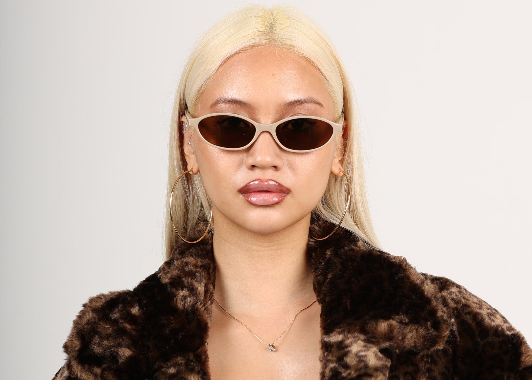 Glow stone necklace - 𝐇𝐨𝐧𝐞𝐲 𝐁𝐮𝐭𝐭𝐞𝐫 𝐍𝐢𝐧𝐞