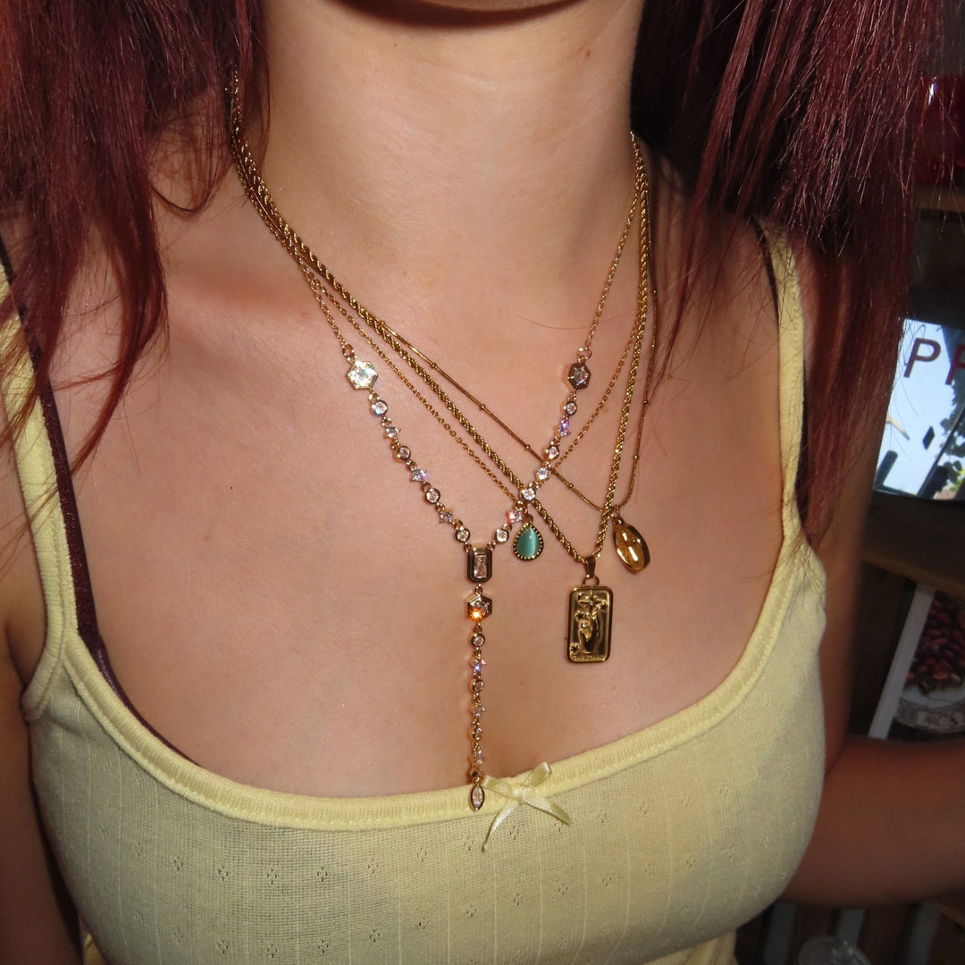 Glow Y necklace - 𝐇𝐨𝐧𝐞𝐲 𝐁𝐮𝐭𝐭𝐞𝐫 𝐍𝐢𝐧𝐞