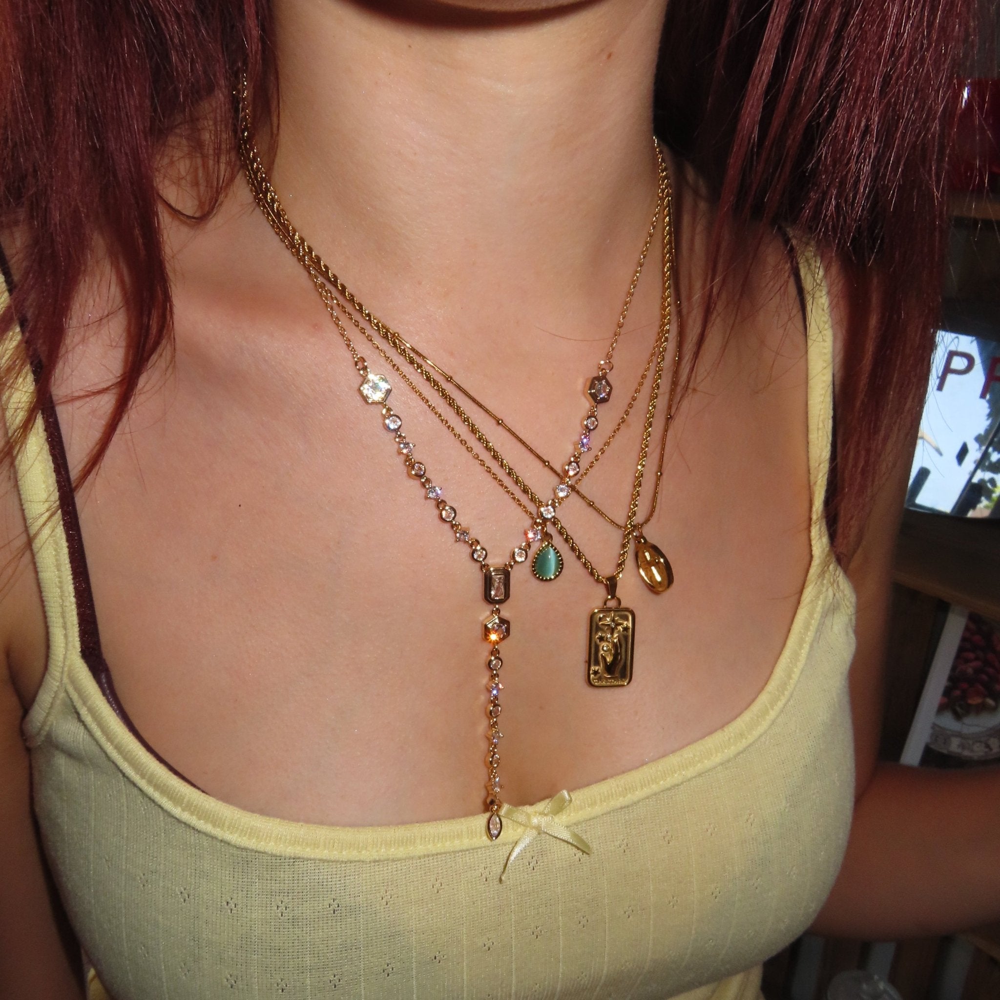 Glow Y necklace - 𝐇𝐨𝐧𝐞𝐲 𝐁𝐮𝐭𝐭𝐞𝐫 𝐍𝐢𝐧𝐞