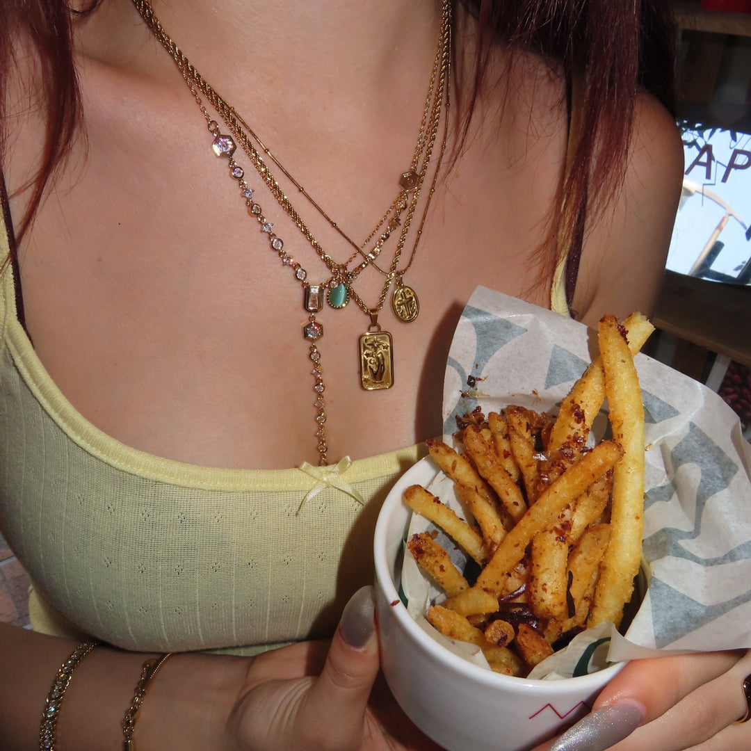 Glow Y necklace - 𝐇𝐨𝐧𝐞𝐲 𝐁𝐮𝐭𝐭𝐞𝐫 𝐍𝐢𝐧𝐞