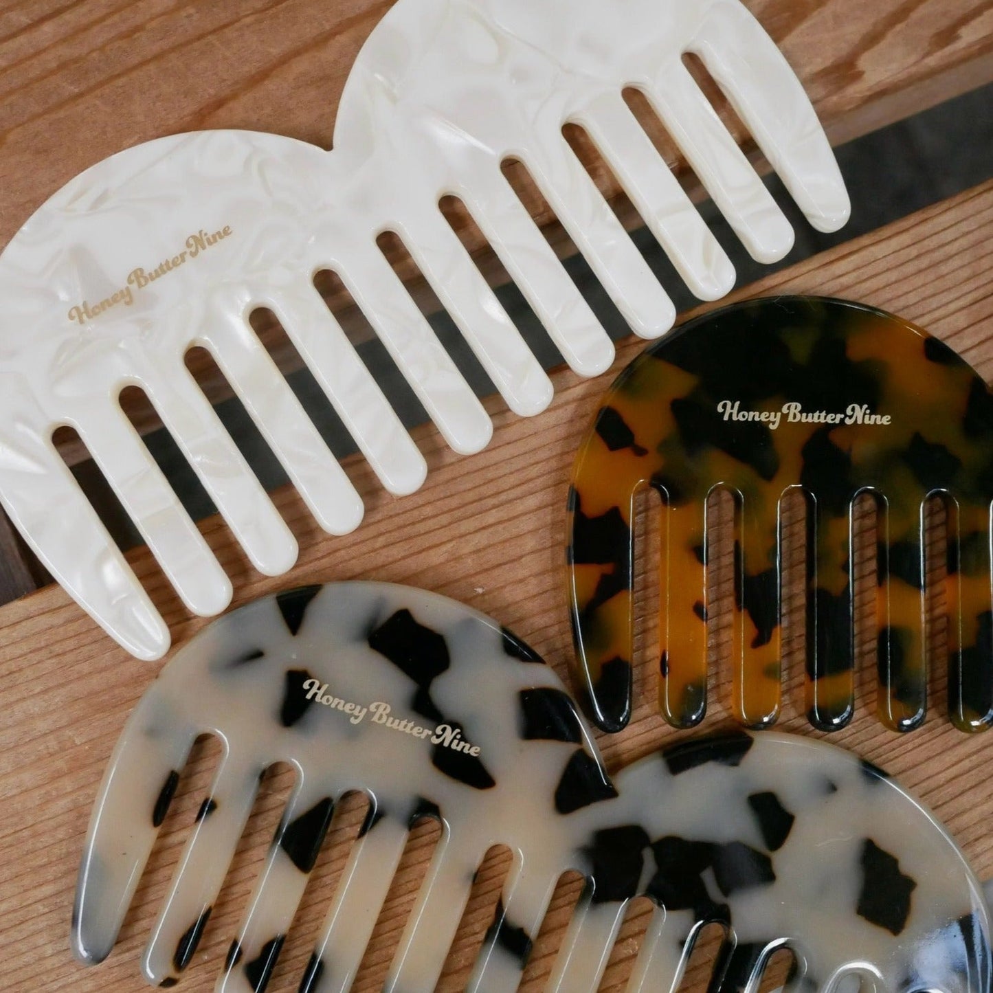 Hair comb - 𝐇𝐨𝐧𝐞𝐲 𝐁𝐮𝐭𝐭𝐞𝐫 𝐍𝐢𝐧𝐞