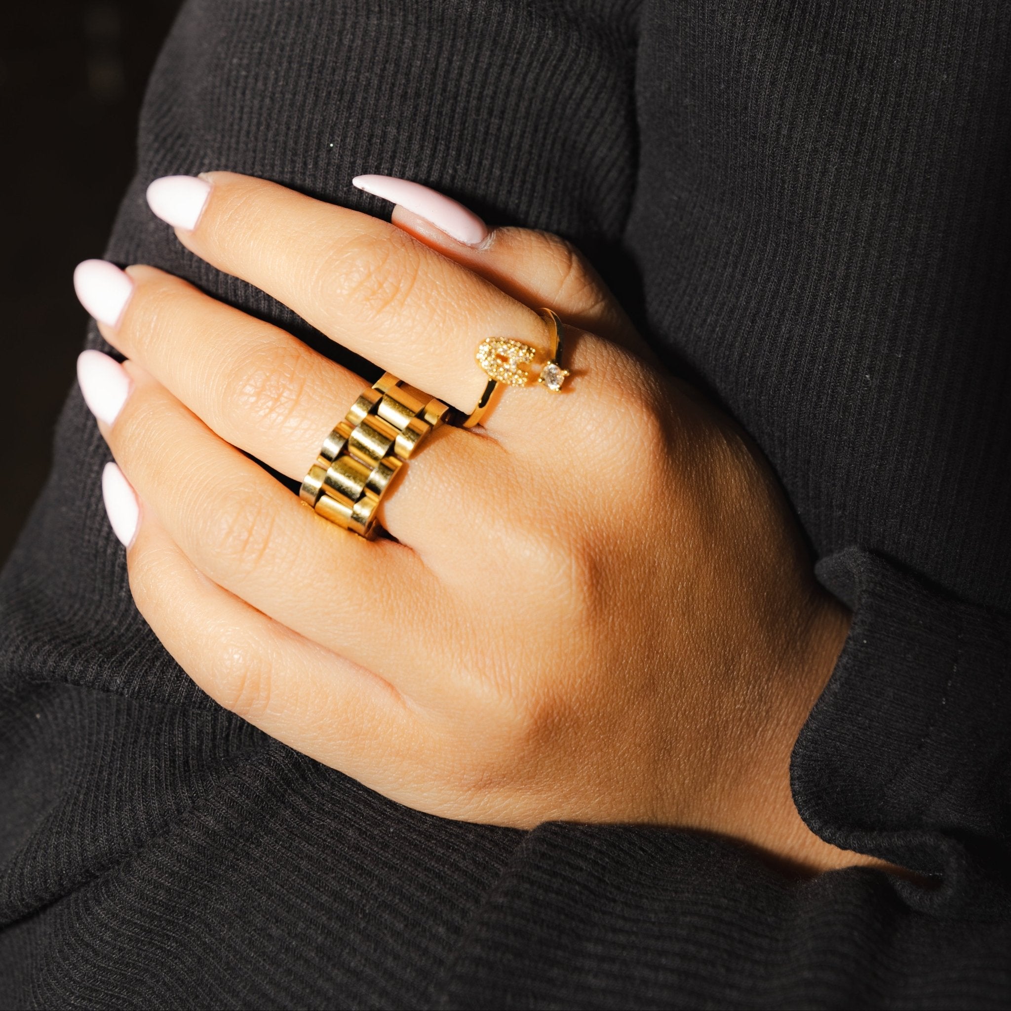 【リング】Initial gold open ring - 𝐇𝐨𝐧𝐞𝐲 𝐁𝐮𝐭𝐭𝐞𝐫 𝐍𝐢𝐧𝐞