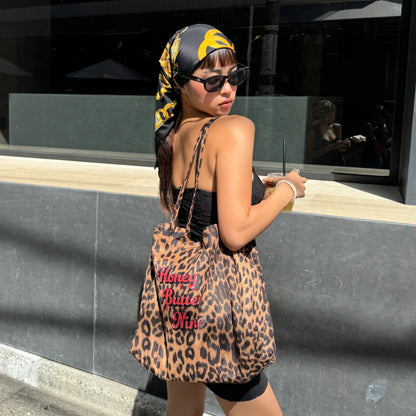 Leopard Tote Bag - 𝐇𝐨𝐧𝐞𝐲 𝐁𝐮𝐭𝐭𝐞𝐫 𝐍𝐢𝐧𝐞