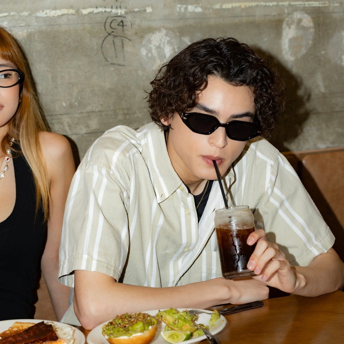 Line trapezoid sunglasses - 𝐇𝐨𝐧𝐞𝐲 𝐁𝐮𝐭𝐭𝐞𝐫 𝐍𝐢𝐧𝐞