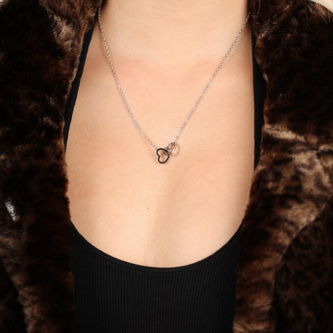 Linked heart necklace - 𝐇𝐨𝐧𝐞𝐲 𝐁𝐮𝐭𝐭𝐞𝐫 𝐍𝐢𝐧𝐞