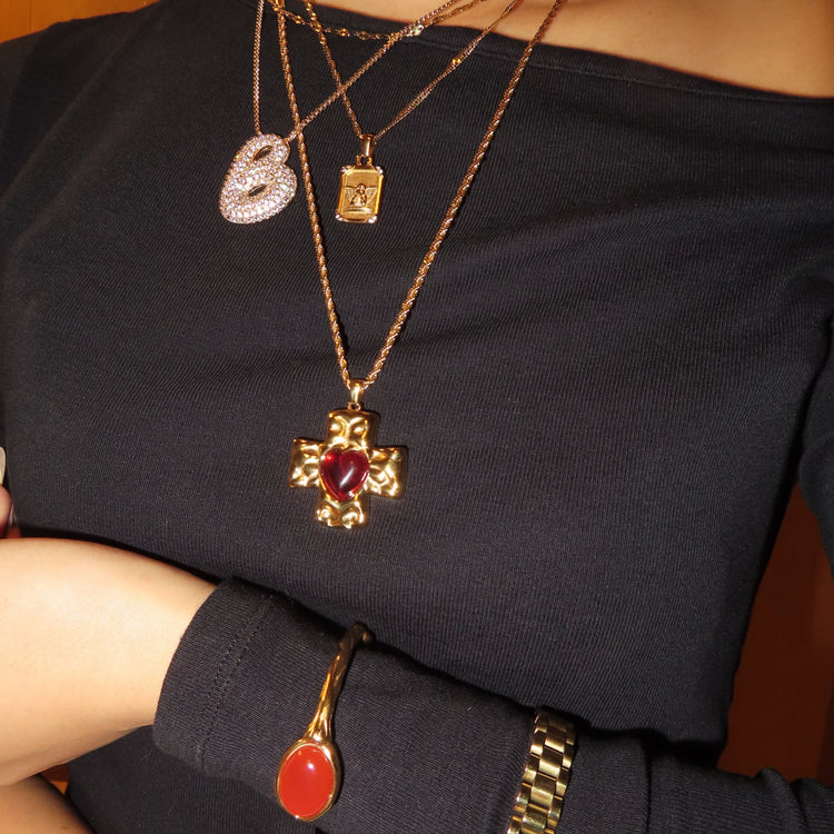 Love symbol necklace - 𝐇𝐨𝐧𝐞𝐲 𝐁𝐮𝐭𝐭𝐞𝐫 𝐍𝐢𝐧𝐞