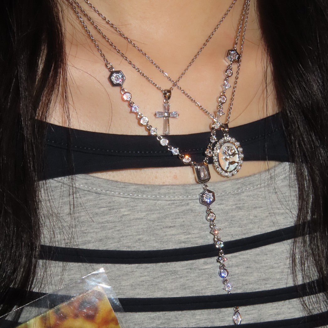 Mini cross necklace - 𝐇𝐨𝐧𝐞𝐲 𝐁𝐮𝐭𝐭𝐞𝐫 𝐍𝐢𝐧𝐞