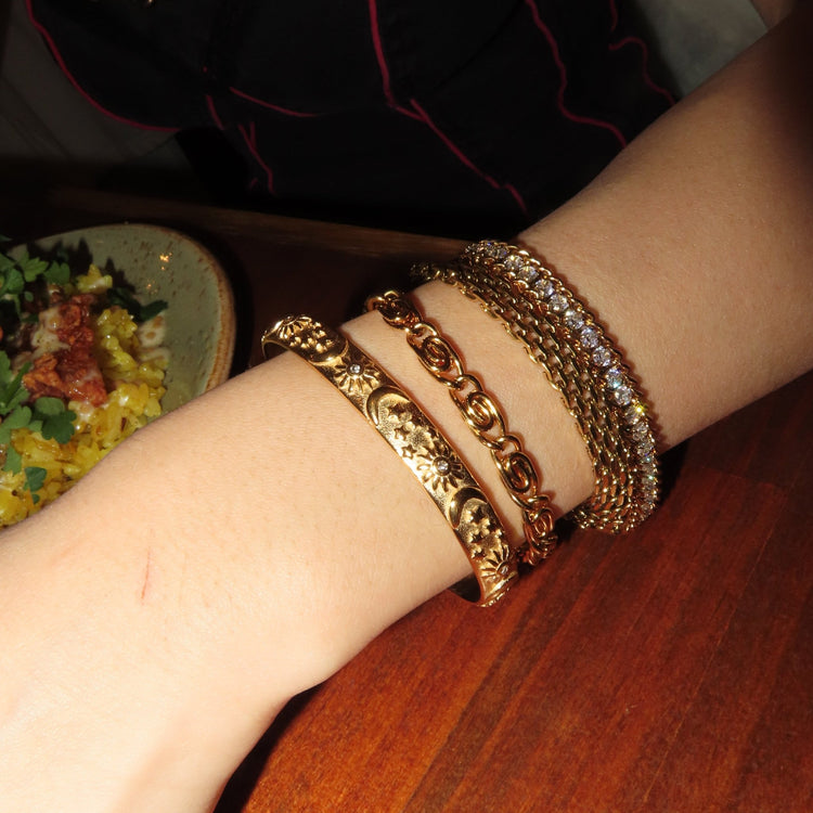 【ブレスレット】Moon bangle - 𝐇𝐨𝐧𝐞𝐲 𝐁𝐮𝐭𝐭𝐞𝐫 𝐍𝐢𝐧𝐞