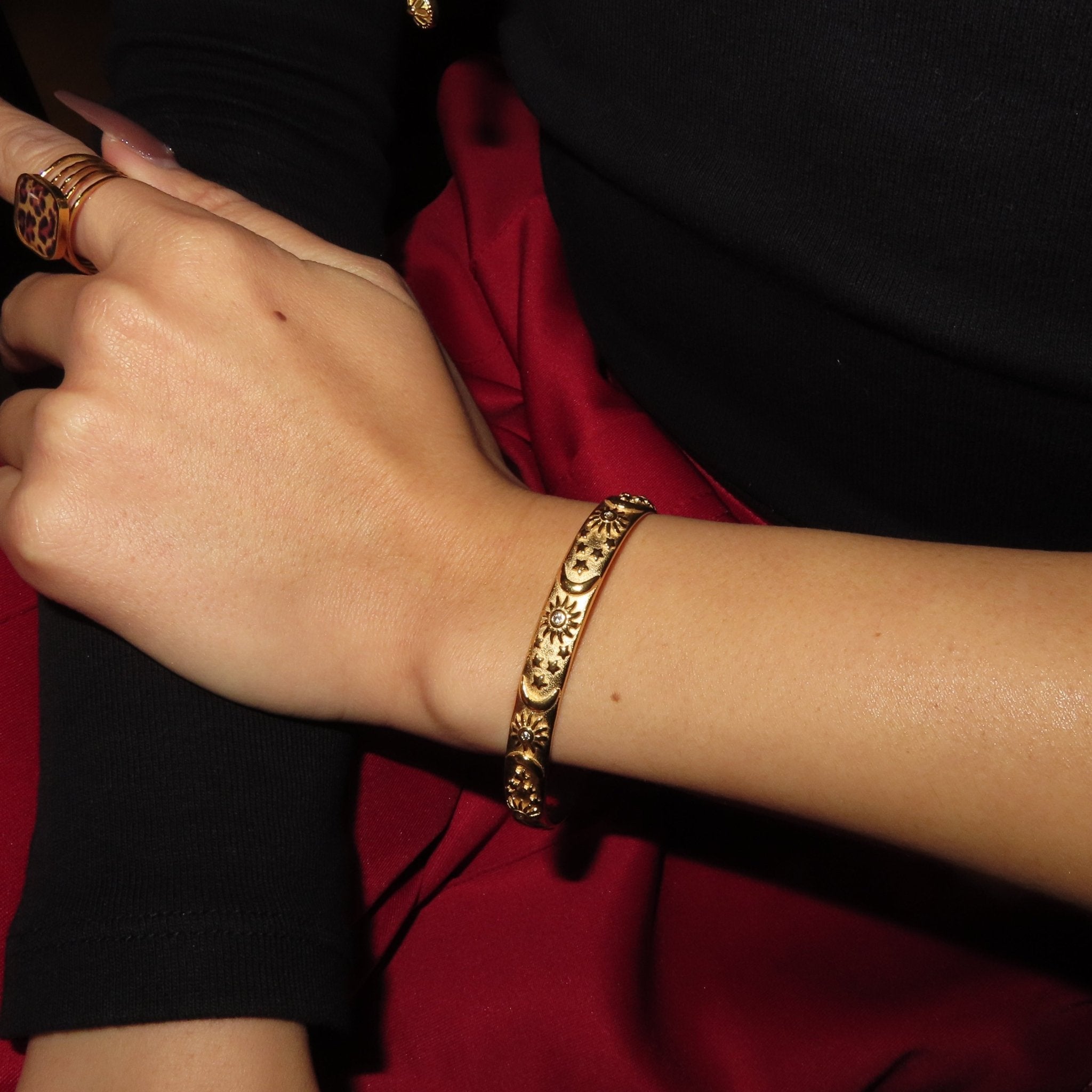 【ブレスレット】Moon bangle - 𝐇𝐨𝐧𝐞𝐲 𝐁𝐮𝐭𝐭𝐞𝐫 𝐍𝐢𝐧𝐞