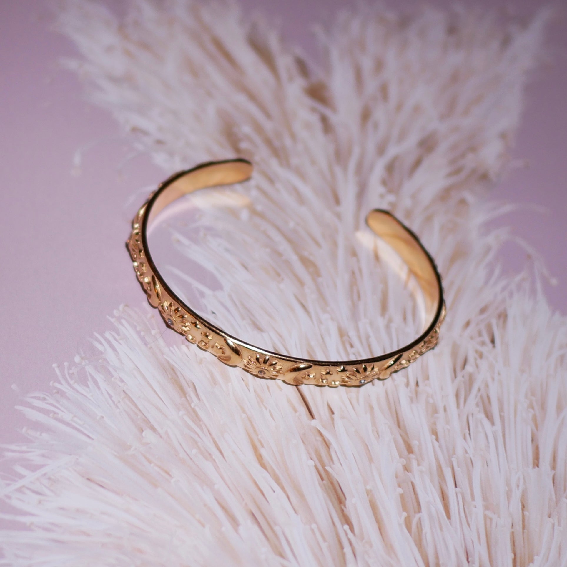 【ブレスレット】Moon bangle - 𝐇𝐨𝐧𝐞𝐲 𝐁𝐮𝐭𝐭𝐞𝐫 𝐍𝐢𝐧𝐞