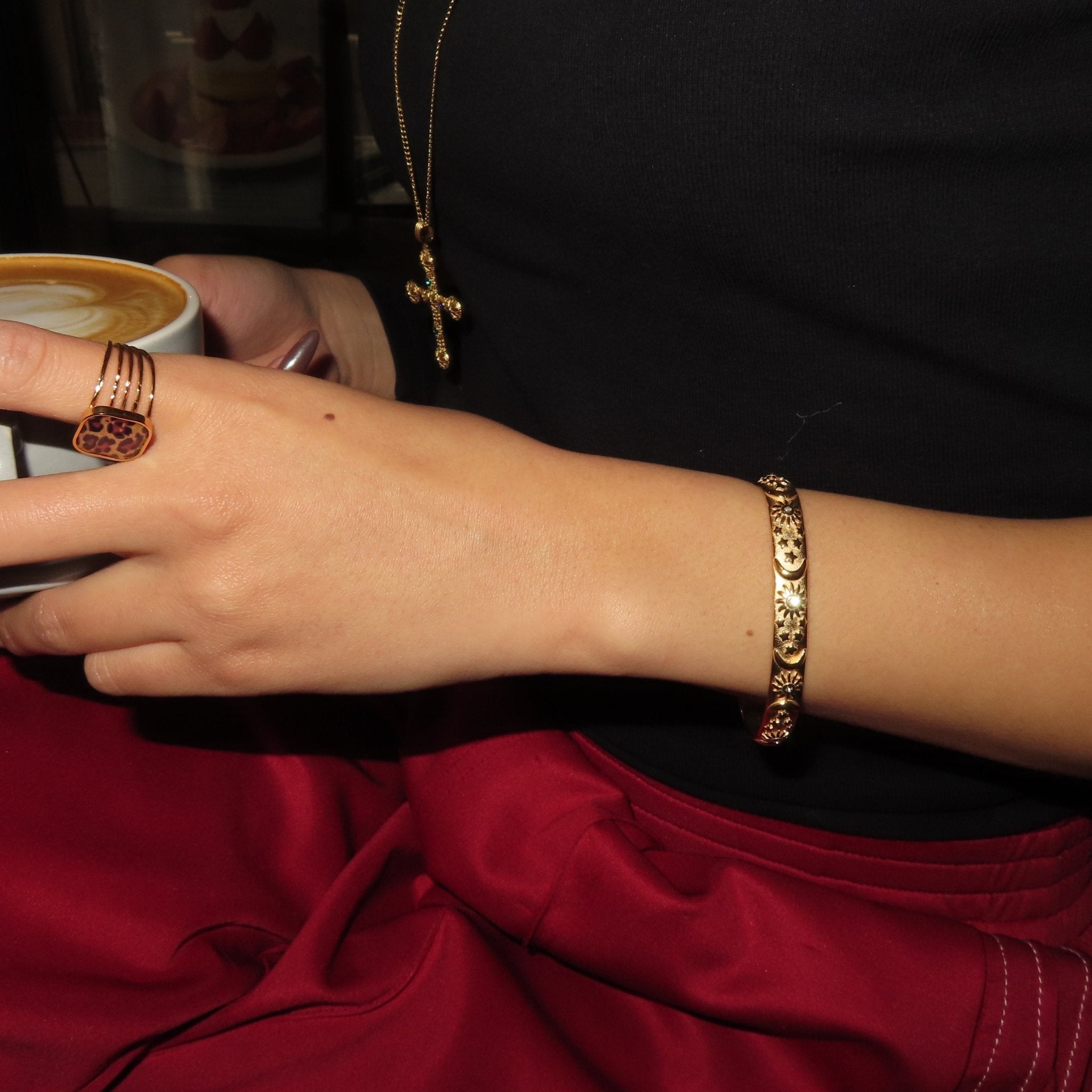 【ブレスレット】Moon bangle - 𝐇𝐨𝐧𝐞𝐲 𝐁𝐮𝐭𝐭𝐞𝐫 𝐍𝐢𝐧𝐞