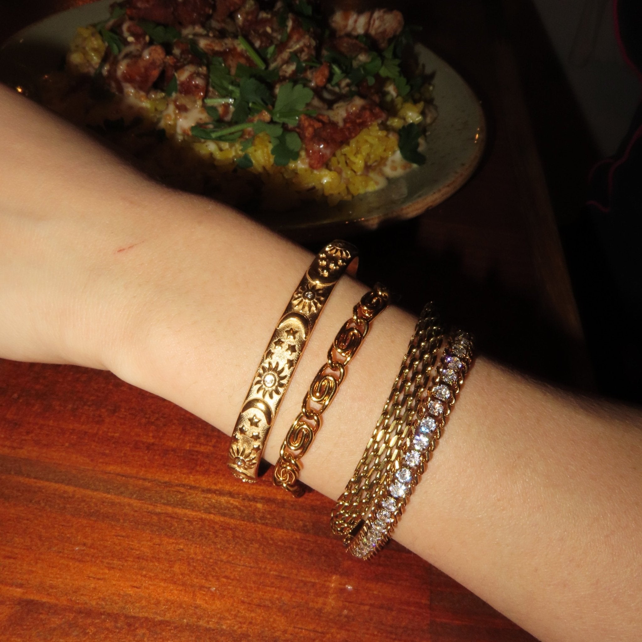 【ブレスレット】Moon bangle - 𝐇𝐨𝐧𝐞𝐲 𝐁𝐮𝐭𝐭𝐞𝐫 𝐍𝐢𝐧𝐞