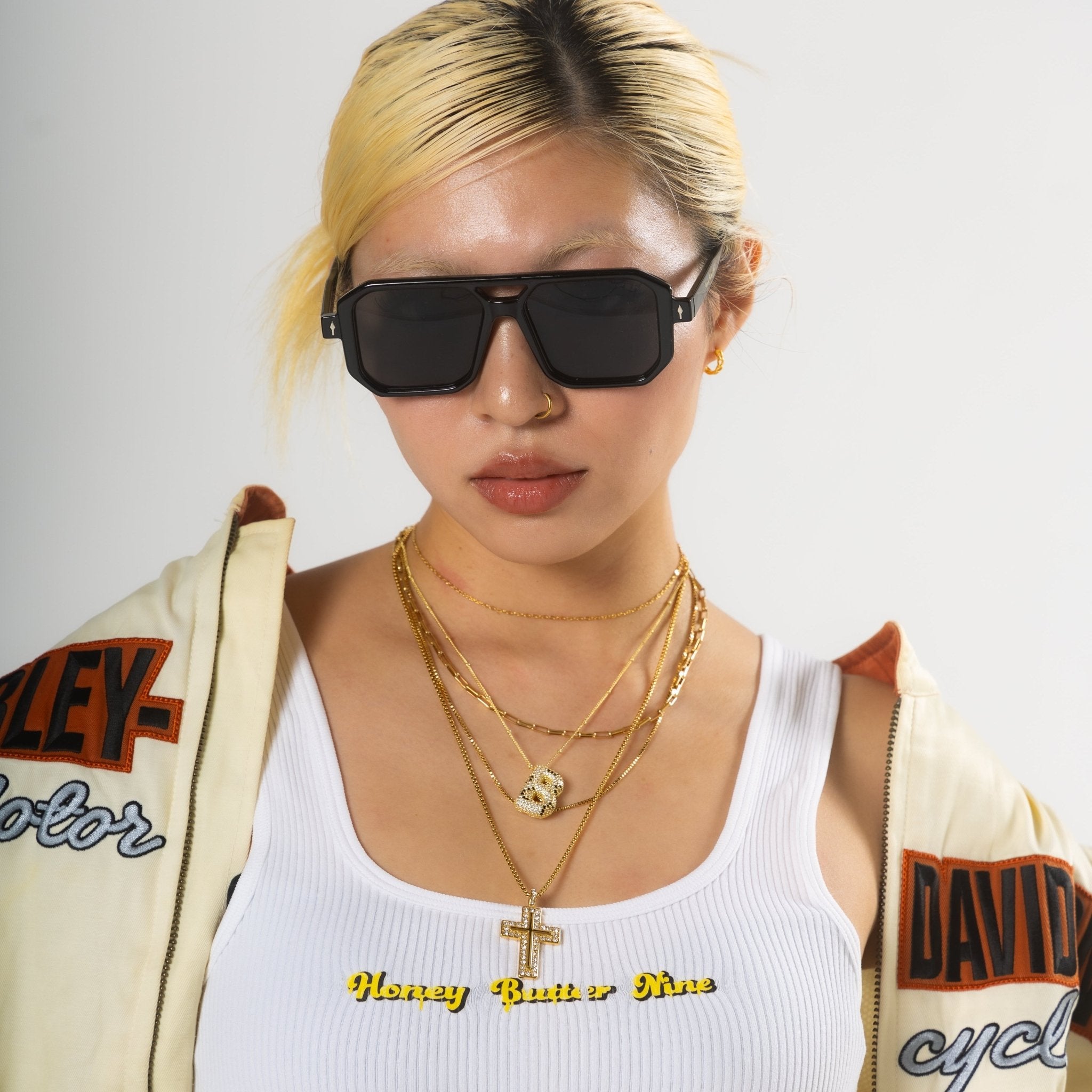 Noir frame sunglasses - 𝐇𝐨𝐧𝐞𝐲 𝐁𝐮𝐭𝐭𝐞𝐫 𝐍𝐢𝐧𝐞