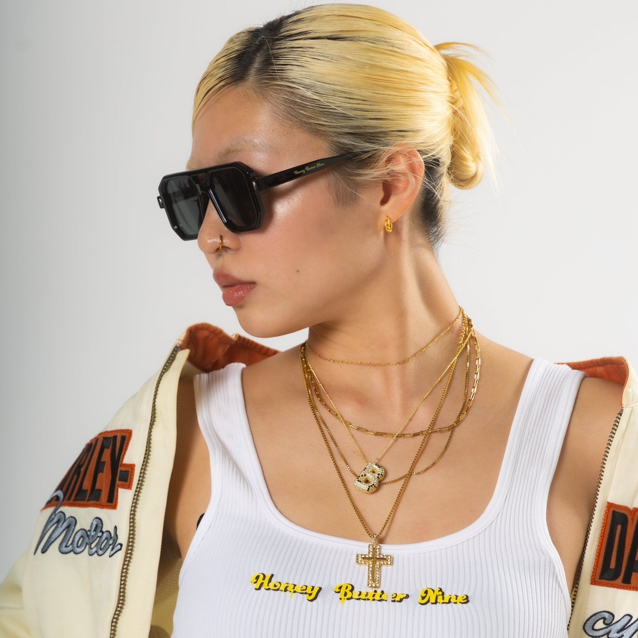 Noir frame sunglasses - 𝐇𝐨𝐧𝐞𝐲 𝐁𝐮𝐭𝐭𝐞𝐫 𝐍𝐢𝐧𝐞