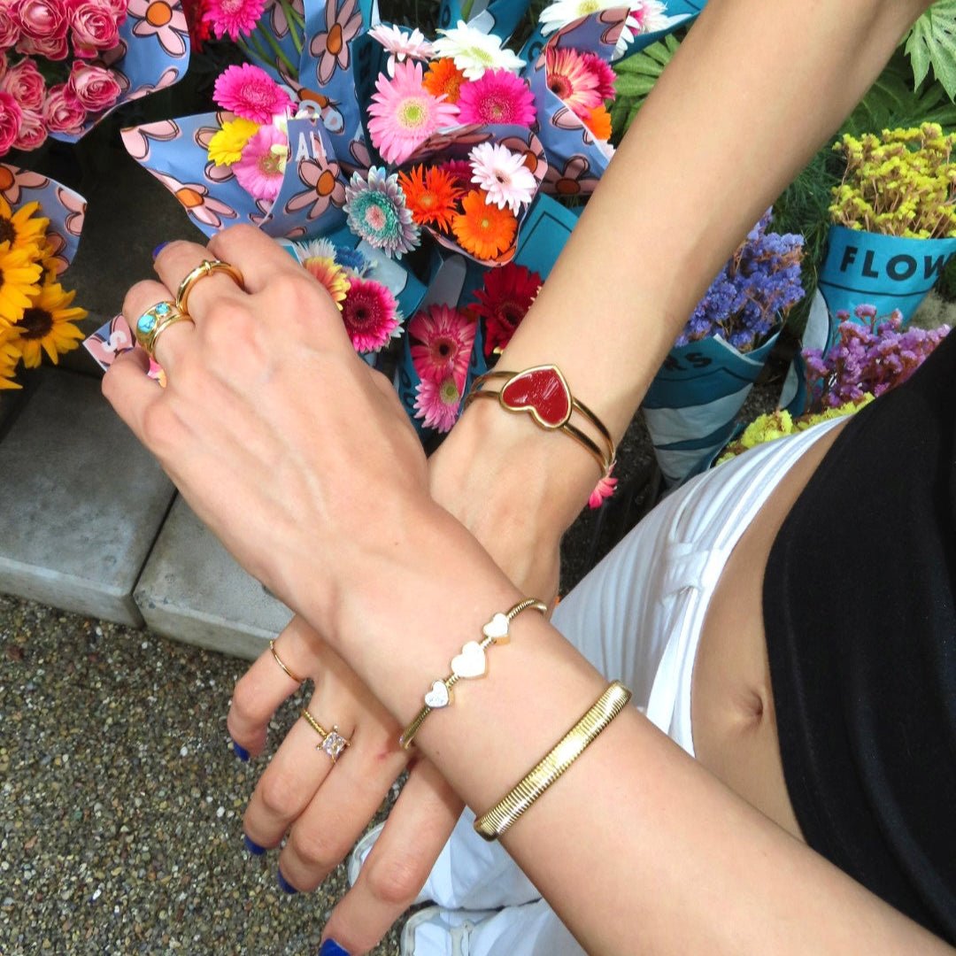 【ブレスレット】Red heart bangle - 𝐇𝐨𝐧𝐞𝐲 𝐁𝐮𝐭𝐭𝐞𝐫 𝐍𝐢𝐧𝐞