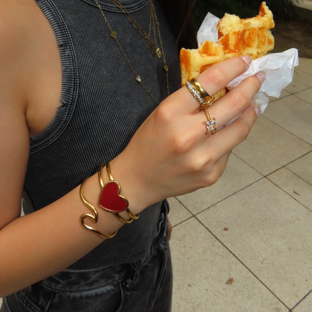 【ブレスレット】Red heart bangle - 𝐇𝐨𝐧𝐞𝐲 𝐁𝐮𝐭𝐭𝐞𝐫 𝐍𝐢𝐧𝐞