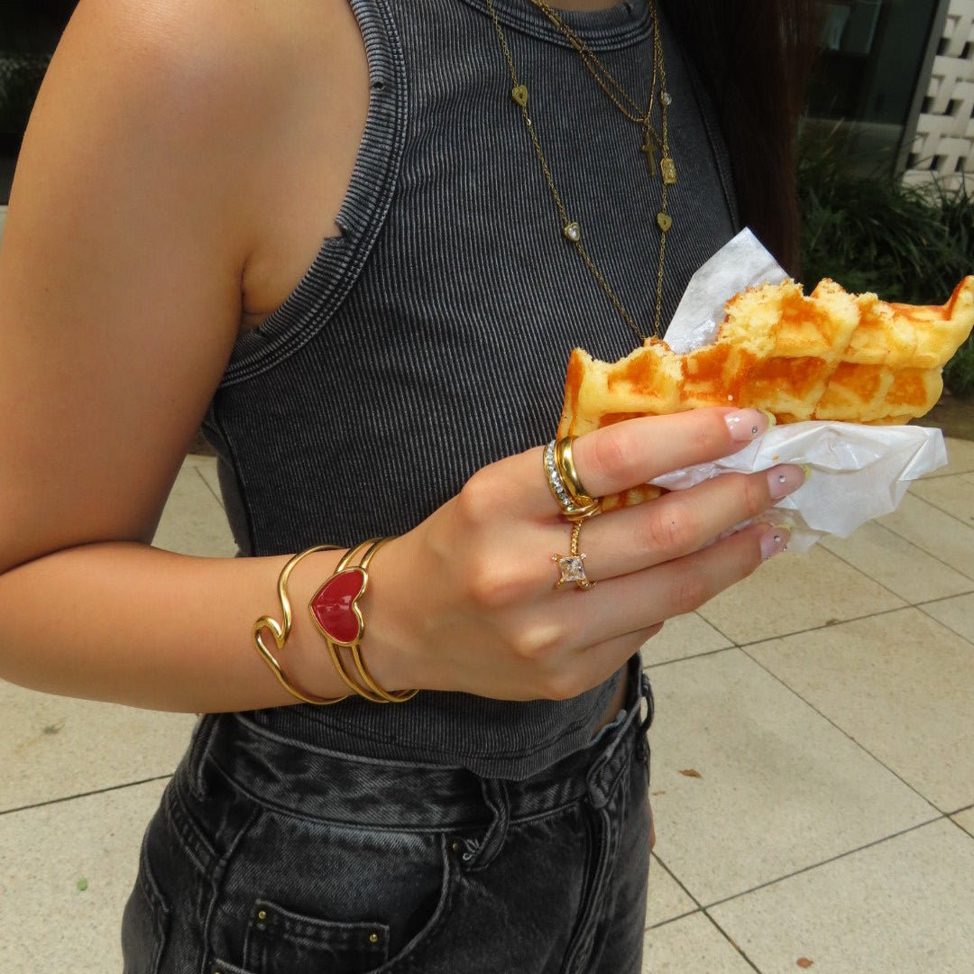 【ブレスレット】Red heart bangle - 𝐇𝐨𝐧𝐞𝐲 𝐁𝐮𝐭𝐭𝐞𝐫 𝐍𝐢𝐧𝐞