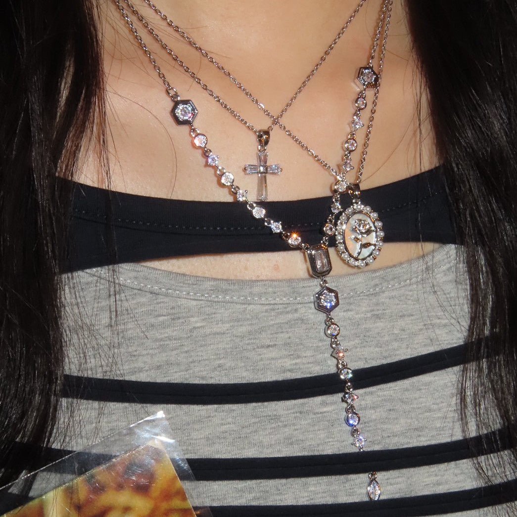 Rose coin necklace - 𝐇𝐨𝐧𝐞𝐲 𝐁𝐮𝐭𝐭𝐞𝐫 𝐍𝐢𝐧𝐞