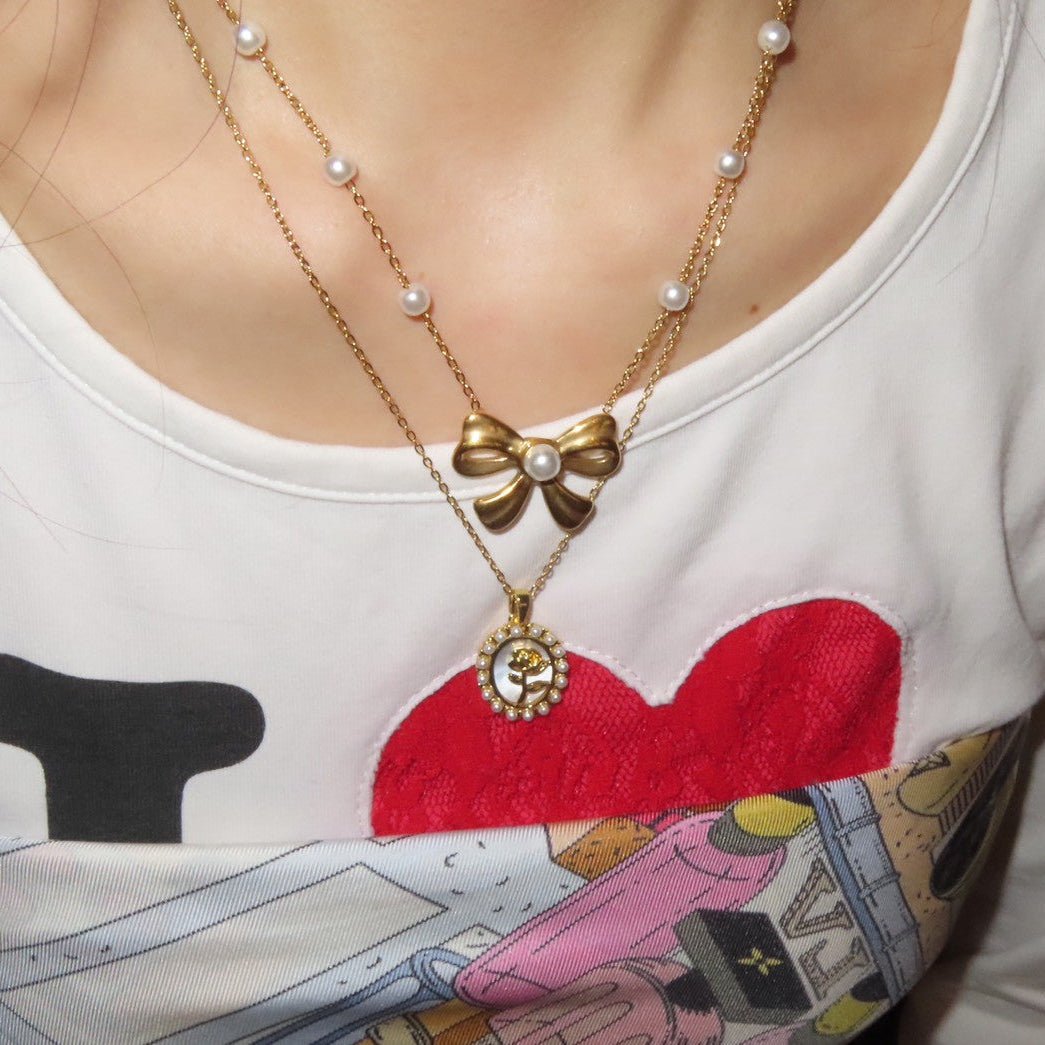 Rose coin necklace - 𝐇𝐨𝐧𝐞𝐲 𝐁𝐮𝐭𝐭𝐞𝐫 𝐍𝐢𝐧𝐞