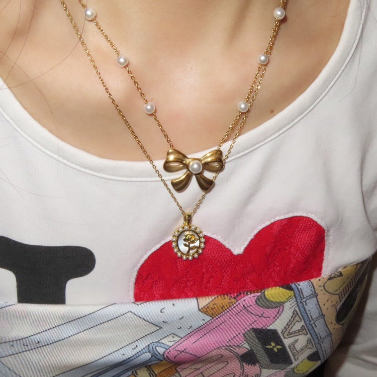 Rose coin necklace - 𝐇𝐨𝐧𝐞𝐲 𝐁𝐮𝐭𝐭𝐞𝐫 𝐍𝐢𝐧𝐞