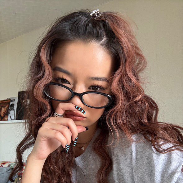 Round black glasses - 𝐇𝐨𝐧𝐞𝐲 𝐁𝐮𝐭𝐭𝐞𝐫 𝐍𝐢𝐧𝐞