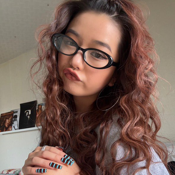 Round black glasses - 𝐇𝐨𝐧𝐞𝐲 𝐁𝐮𝐭𝐭𝐞𝐫 𝐍𝐢𝐧𝐞