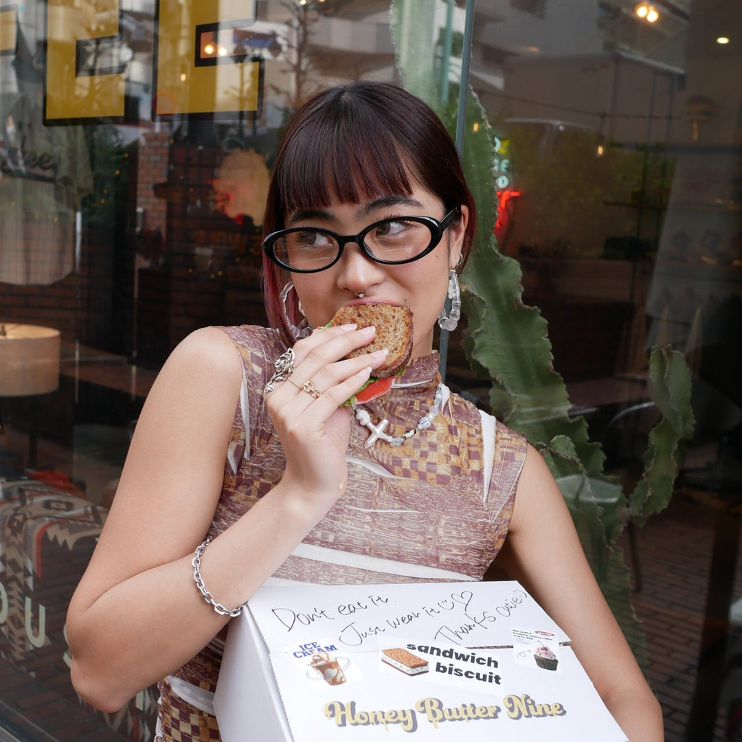 Round black glasses - 𝐇𝐨𝐧𝐞𝐲 𝐁𝐮𝐭𝐭𝐞𝐫 𝐍𝐢𝐧𝐞