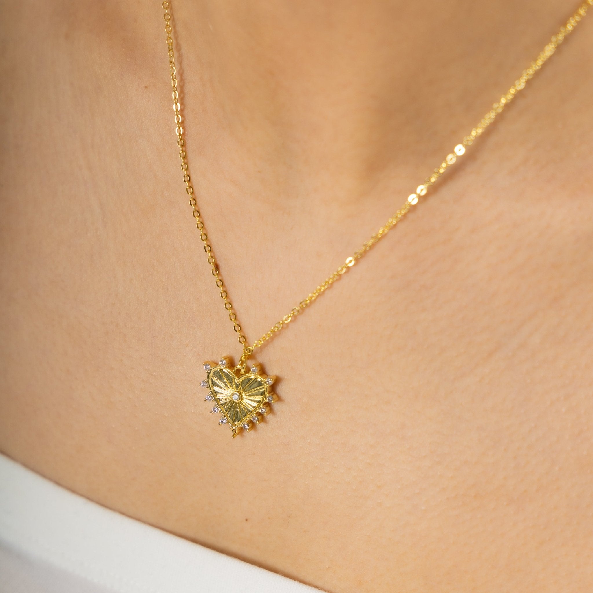 Shine heart charm necklace - 𝐇𝐨𝐧𝐞𝐲 𝐁𝐮𝐭𝐭𝐞𝐫 𝐍𝐢𝐧𝐞