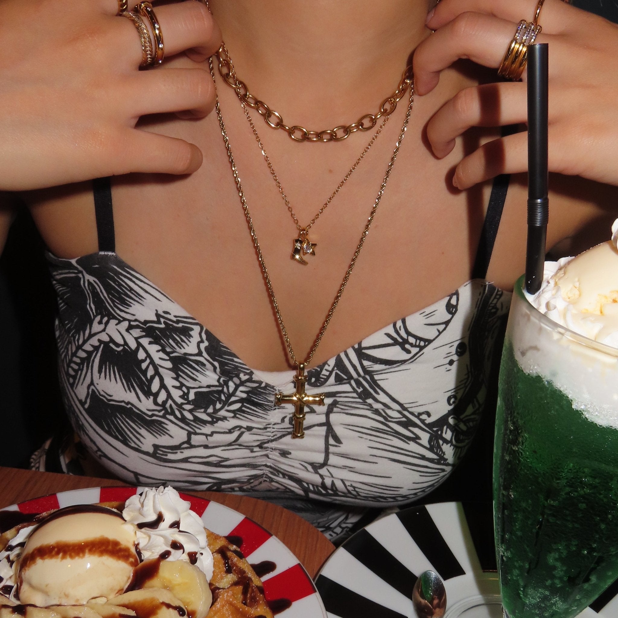 Star boots necklace - 𝐇𝐨𝐧𝐞𝐲 𝐁𝐮𝐭𝐭𝐞𝐫 𝐍𝐢𝐧𝐞