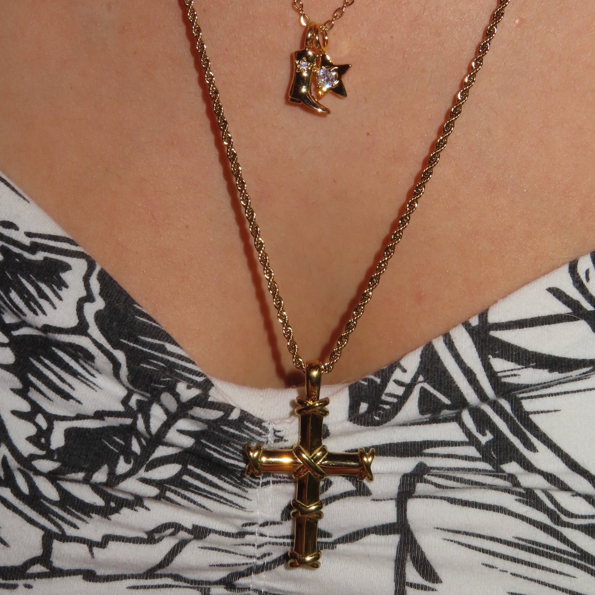 Stauros necklace - 𝐇𝐨𝐧𝐞𝐲 𝐁𝐮𝐭𝐭𝐞𝐫 𝐍𝐢𝐧𝐞