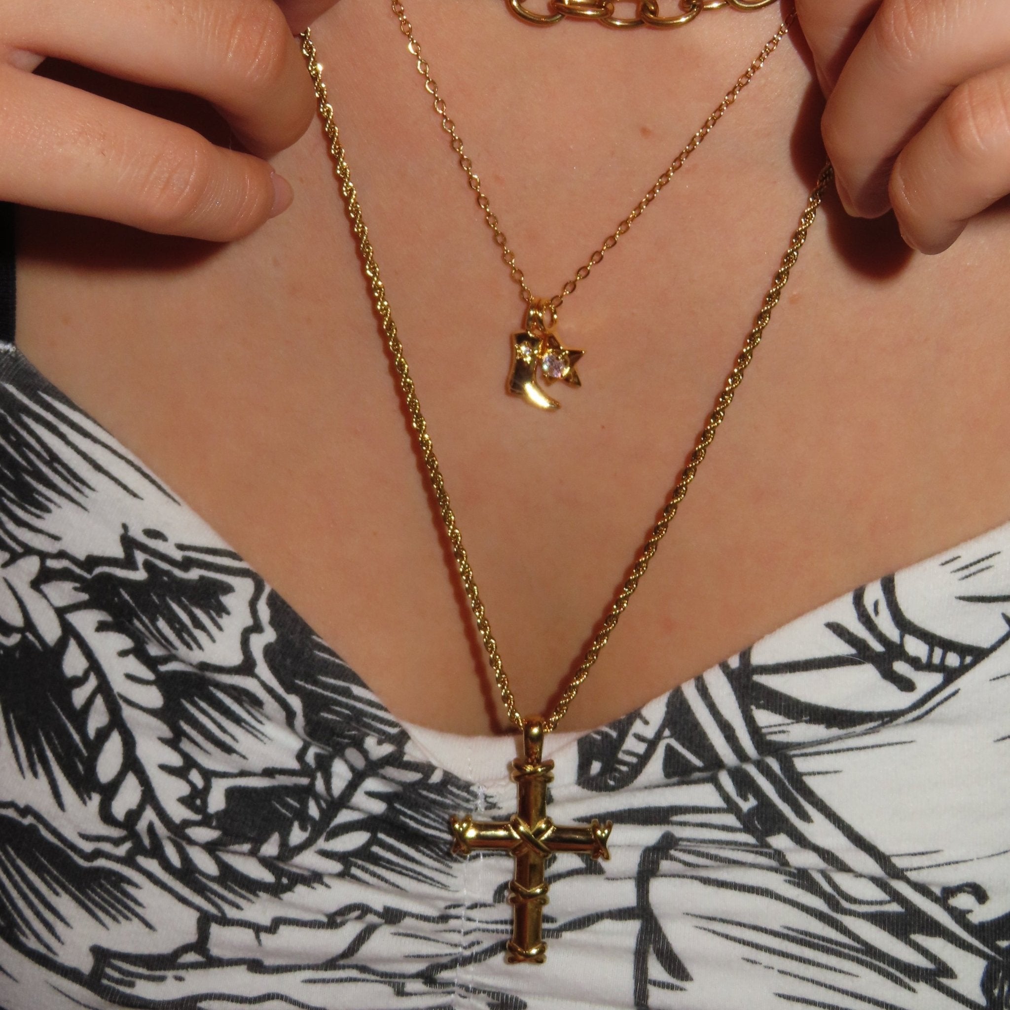 Stauros necklace - 𝐇𝐨𝐧𝐞𝐲 𝐁𝐮𝐭𝐭𝐞𝐫 𝐍𝐢𝐧𝐞