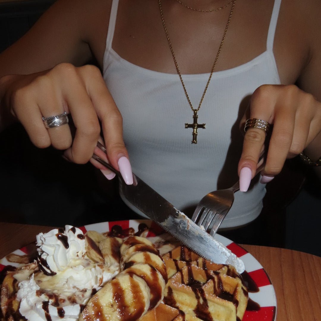 Stauros necklace - 𝐇𝐨𝐧𝐞𝐲 𝐁𝐮𝐭𝐭𝐞𝐫 𝐍𝐢𝐧𝐞